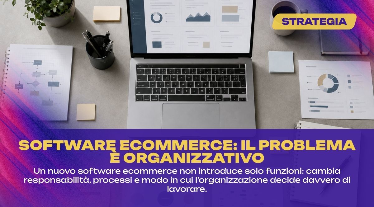 Tavolo di lavoro con laptop e flussi operativi che rappresentano l’impatto di un software ecommerce sull’organizzazione.